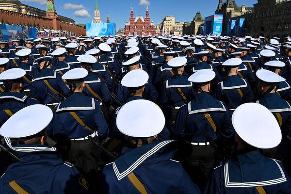 Российские моряки на Красной площади в Москве перед репетицией военного парада в честь Дня Победы - Sputnik Азербайджан