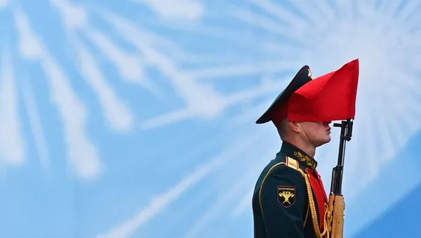 Военнослужащий парадных расчетов на военном параде в честь 76-й годовщины Победы в Москве - Sputnik Азербайджан