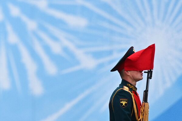 Военнослужащий парадных расчетов на военном параде в честь 76-й годовщины Победы в Москве - Sputnik Азербайджан