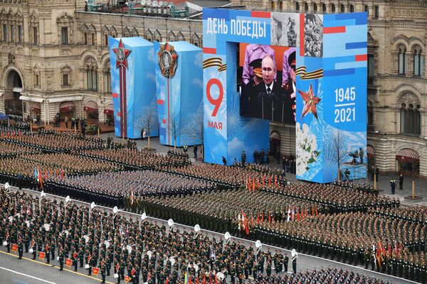 Военнослужащие парадных расчетов на военном параде в честь 76-й годовщины Победы в Москве - Sputnik Азербайджан