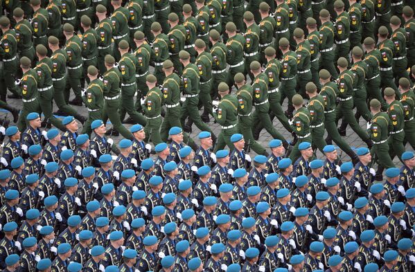 Военнослужащие парадных расчетов на военном параде в Москве - Sputnik Азербайджан
