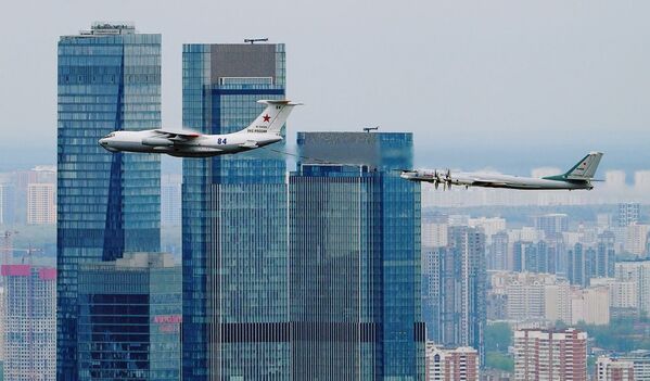 Самолет-заправщик Ил-78 и стратегический бомбардировщик-ракетоносец Ту-95МС пролетают над деловым центром Москва-сити - Sputnik Азербайджан