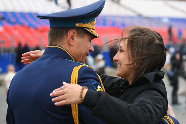 Военнослужащий с девушкой после окончания военного парада в Москве - Sputnik Азербайджан