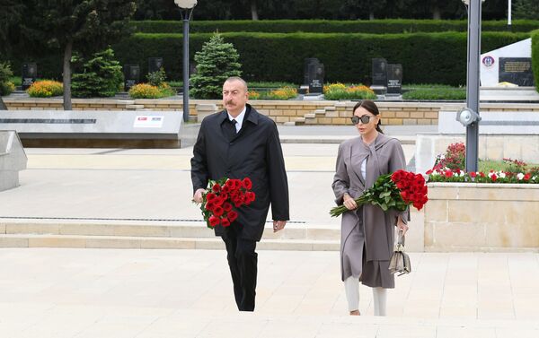 Президент Ильхам Алиев и первая леди Мехрибан Алиева посетили могилу дважды Героя Советского Союза Ази Асланова - Sputnik Азербайджан