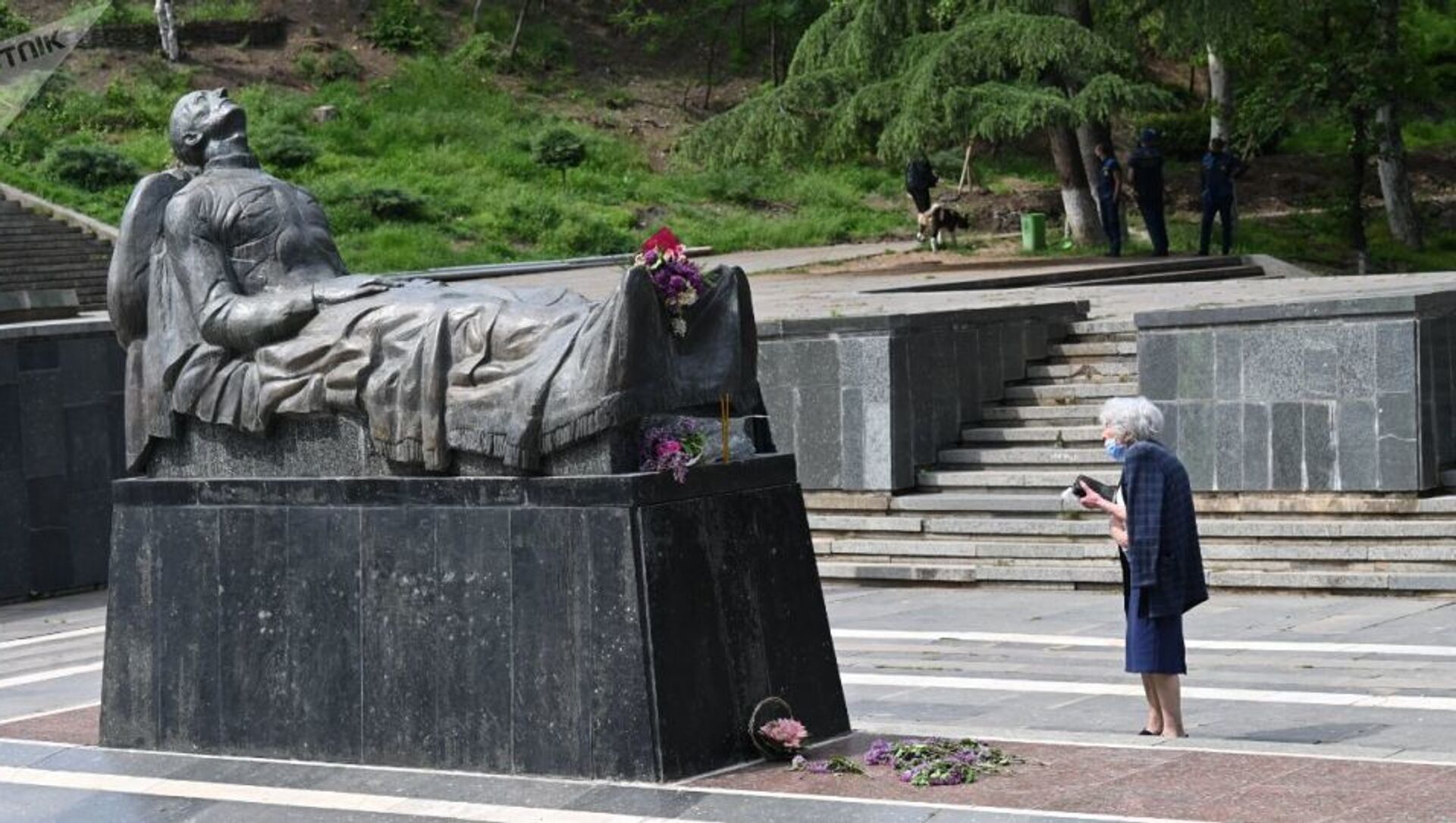 Могила Неизвестного солдата в парке Ваке в Тбилиси, Грузия 9 мая 2021 года - Sputnik Азербайджан, 1920, 09.05.2021