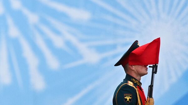Военнослужащий парадных расчетов на военном параде в честь 76-й годовщины Победы в Москве - Sputnik Azərbaycan