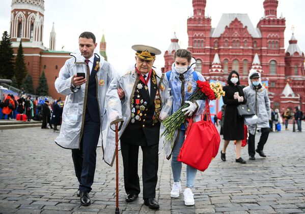 Ветеран ВОВ на Красной площади в Москве после Парада Победы - Sputnik Azərbaycan