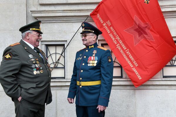 Военнослужащие во время празднования 76-й годовщины Победы в Великой Отечественной войне в Москве - Sputnik Azərbaycan