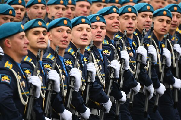 Военнослужащие воздушно-космических войск на военном параде в честь 76-й годовщины Победы в Великой Отечественной войне в Москве - Sputnik Azərbaycan