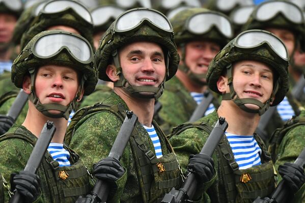 Военнослужащие воздушно-десантных войск на военном параде в Москве - Sputnik Azərbaycan