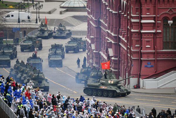 Танки Т-34-85 на военном параде в честь 76-й годовщины Победы в Великой Отечественной войне - Sputnik Azərbaycan