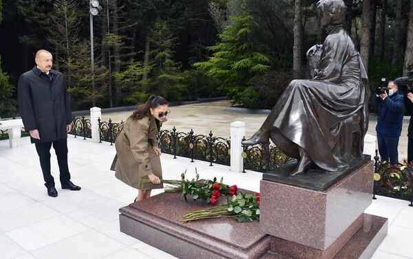 Президент Ильхам Алиев и первая леди Мехрибан Алиева посетили могилу великого лидера Гейдара Алиева - Sputnik Азербайджан