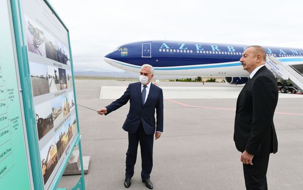 Prezident İlham Əliyev Naxçıvan Beynəlxalq Hava Limanının yeni uçuş-enmə zolağının təqdimatında - Sputnik Azərbaycan