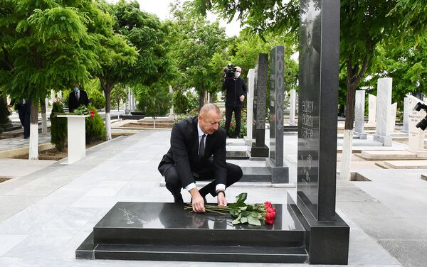 Глава государства посетил могилы шехидов Отечественной войны на Нахчыванском городском кладбище - Sputnik Азербайджан