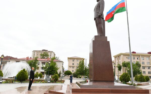 Президент Ильхам Алиев посетил памятник великому лидеру Гейдару Алиеву, установленный в центре Нахчывана. - Sputnik Азербайджан
