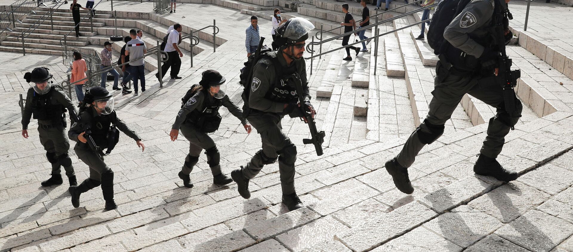 Сотрудники израильской полиции во время столкновений с палестинцами возле мечети Аль-Акса в Иерусалиме - Sputnik Азербайджан, 1920, 10.05.2021