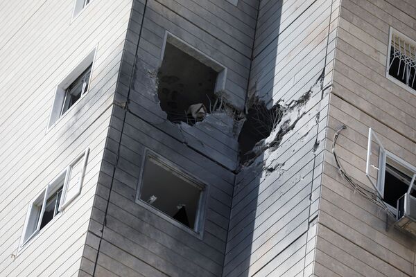 Общий вид дома, поврежденного ракетой, запущенной из сектора Газа, в Ашкелоне, на юге Израиля - Sputnik Азербайджан