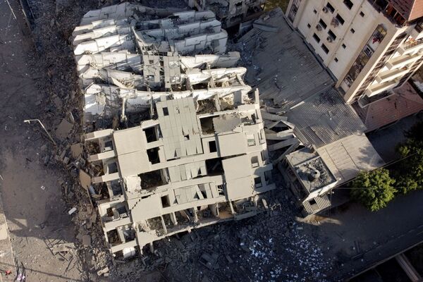 На снимке, сделанном с помощью беспилотника, видны руины здания, разрушенного в результате израильских воздушных ударов, на фоне вспышки израильско-палестинского конфликта в городе Газа - Sputnik Azərbaycan