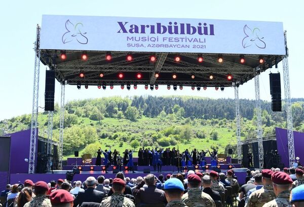 Президент Ильхам Алиев и Первая леди Мехрибан Алиева приняли участие в открытии фестиваля «Харыбюльбюль» в Шуше - Sputnik Azərbaycan