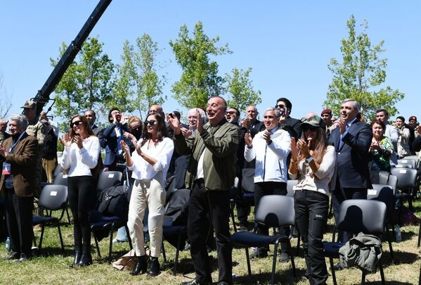 Президент Ильхам Алиев и Первая леди Мехрибан Алиева приняли участие в открытии фестиваля «Харыбюльбюль» в Шуше - Sputnik Azərbaycan
