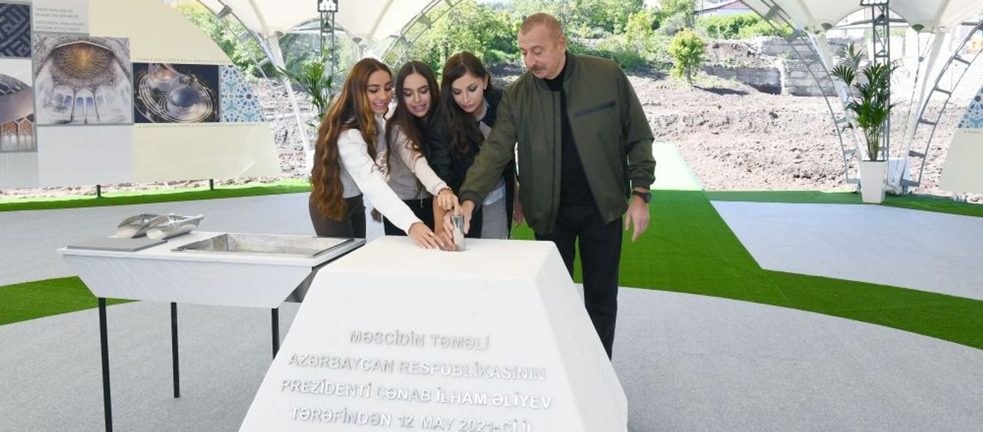 Президент Ильхам Алиев заложил фундамент новой мечети в Шуше - Sputnik Azərbaycan, 1920, 12.05.2021
