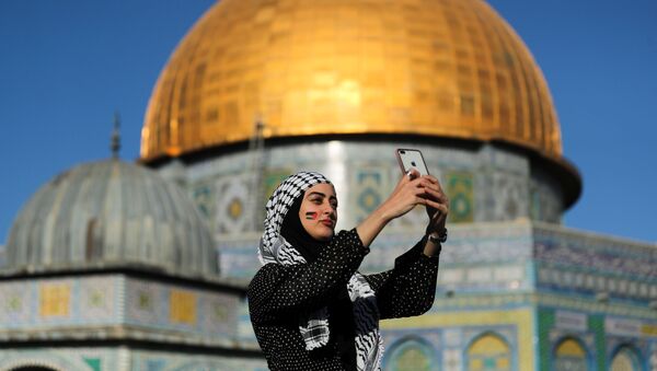 Палестинка снимает селфи на фоне Купола Скалы во время молитвы Ид-аль-Фитр, в Старом городе Иерусалима - Sputnik Azərbaycan