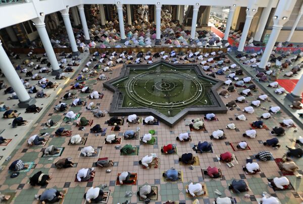 Мусульмане во время молитвы Ид-аль-Фитр, знаменующей окончание Рамадана, в мечети Аль-Акбар в Сурабайе, Восточная Ява, Индонезия - Sputnik Azərbaycan