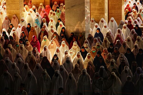 Мусульмане посещают молитву Ид-аль-Фитр в конце священного месяца Рамадан в Исламском центре в Локсеумаве - Sputnik Azərbaycan