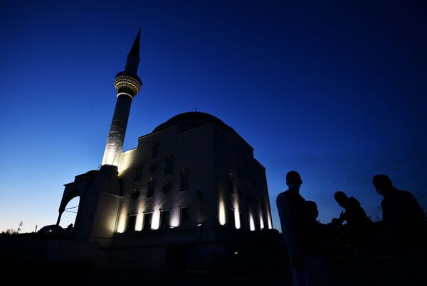 Верующие возле мечети перед началом праздничной молитвы в честь Ураза-байрама в Екатеринбурге - Sputnik Azərbaycan