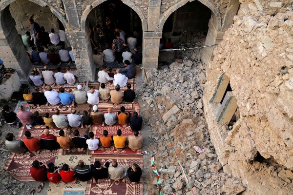 Люди посещают молитву Ид аль-Фитр, посвященную окончанию священного месяца поста Рамадан, в самой старой мечети Аль-Масфи в Мосуле, Ирак - Sputnik Azərbaycan