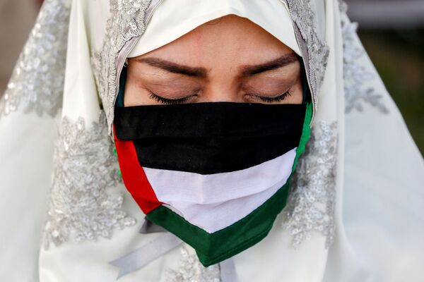 Мусульманка в маске в виде палестинского флага во время молитвы в Великой мечети Аль-Азхар во время праздника Ид аль-Фитр в Джакарте, Индонезия - Sputnik Azərbaycan