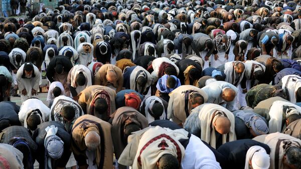 Люди совершают молитву Ид-аль-Фитр в ознаменование окончания месяца поста Рамадан, фото из архива - Sputnik Азербайджан