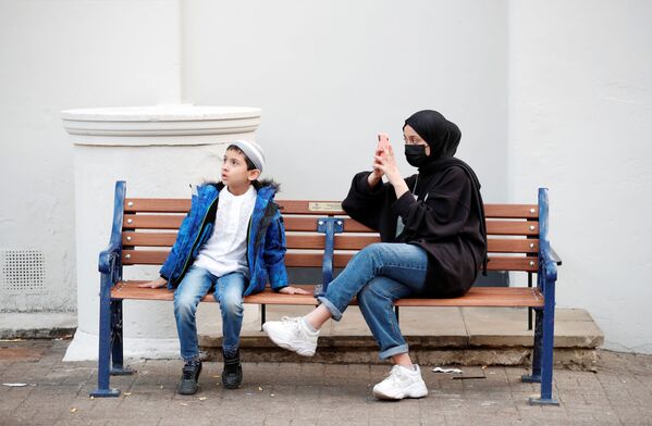 Муоса и Табарек Хан сидят на скамейке перед празднованием Ид-аль-Фитр, Великобритания - Sputnik Azərbaycan