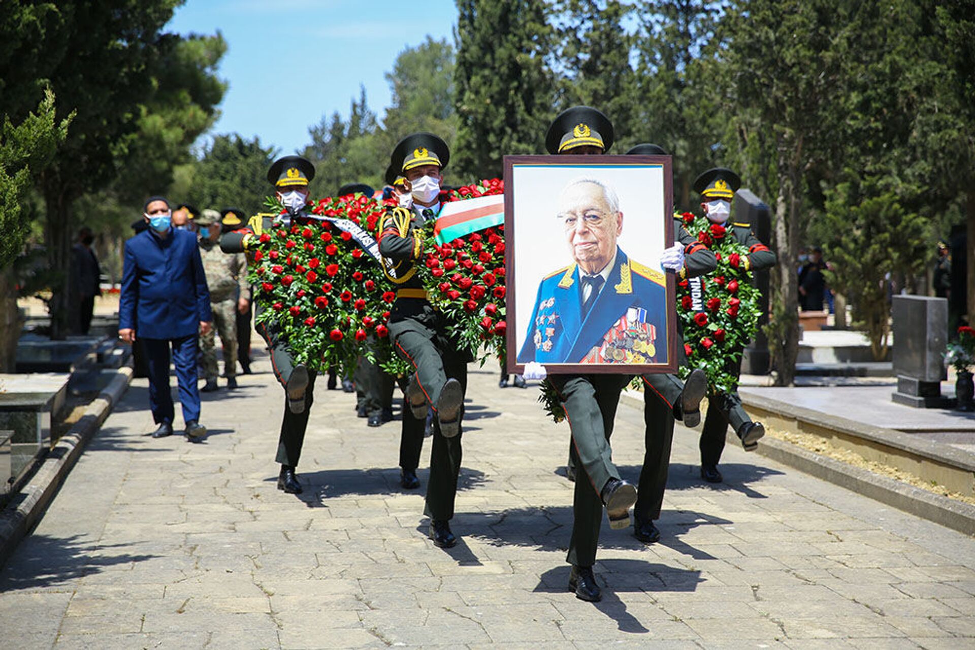 В Баку прошла церемония похорон генерал-полковника Тофика Агагусейнова - фото - Sputnik Азербайджан, 1920, 13.05.2021