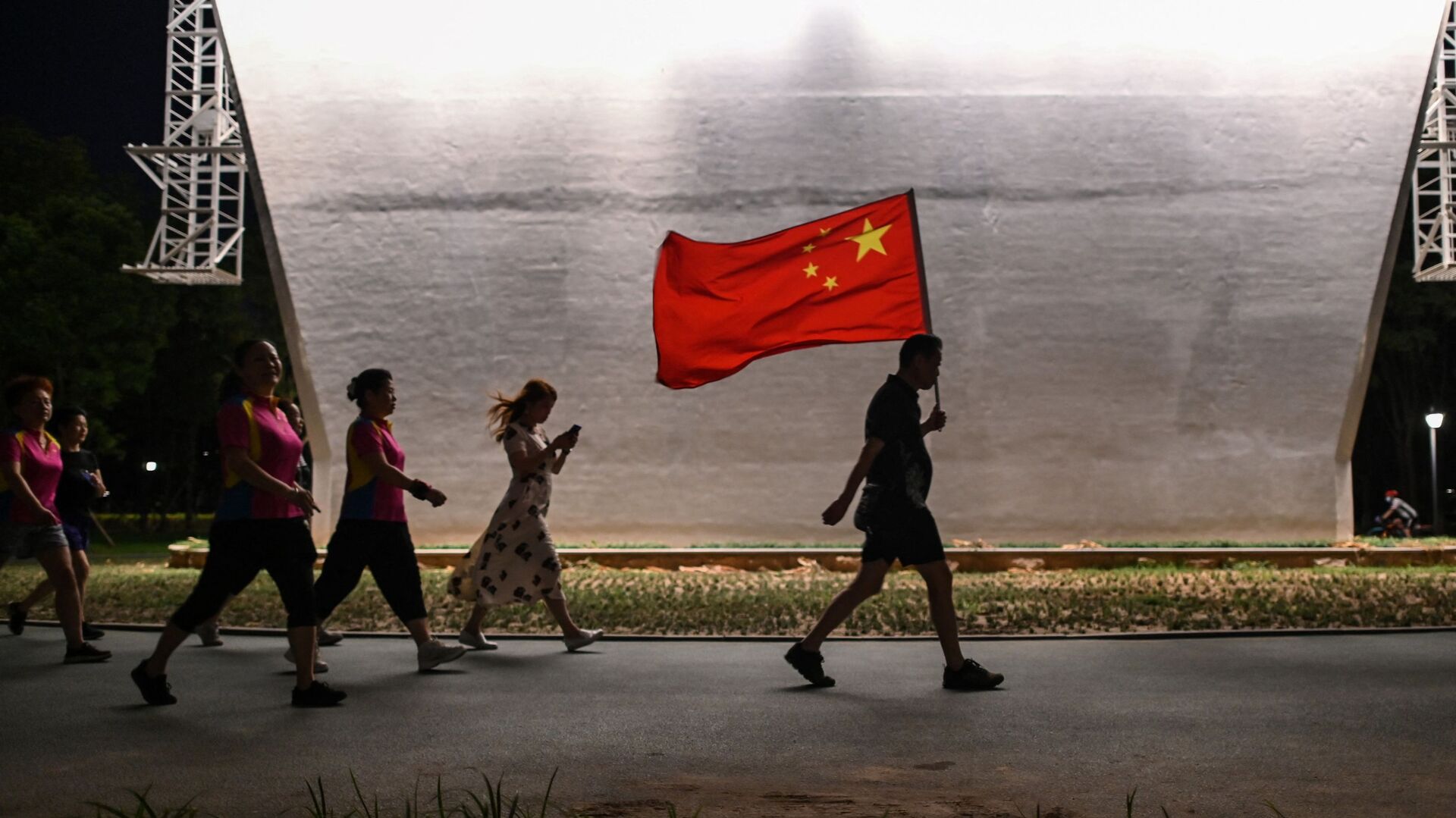 Мужчина с флагом Китая идет по парку в Ухани - Sputnik Азербайджан, 1920, 14.05.2021