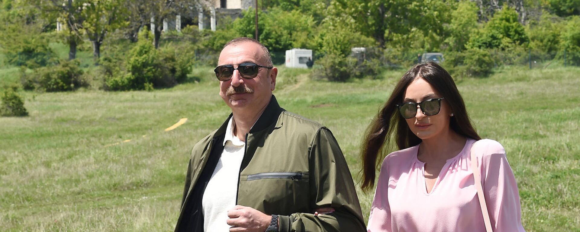 Президент Ильхам Алиев и Первая леди Мехрибан Алиева в Шуше - Sputnik Азербайджан, 1920, 24.12.2021