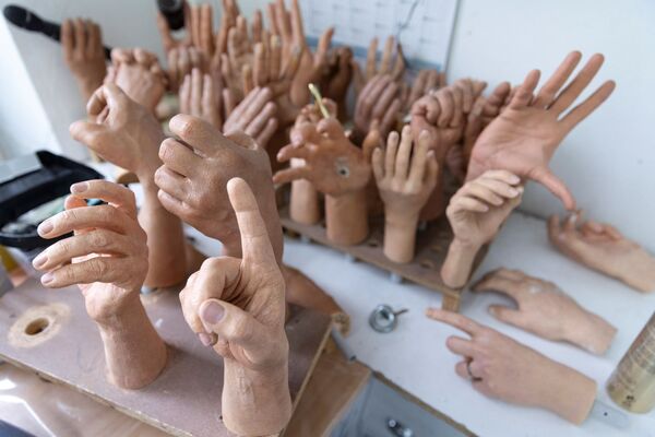 Руки восковых статуй на полке, ожидающих ремонта в музее восковых фигур Musee Grevin в Париже - Sputnik Азербайджан