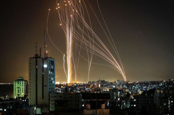 Ракеты запускаются из города Газа, контролируемого палестинским движением ХАМАС - Sputnik Azərbaycan