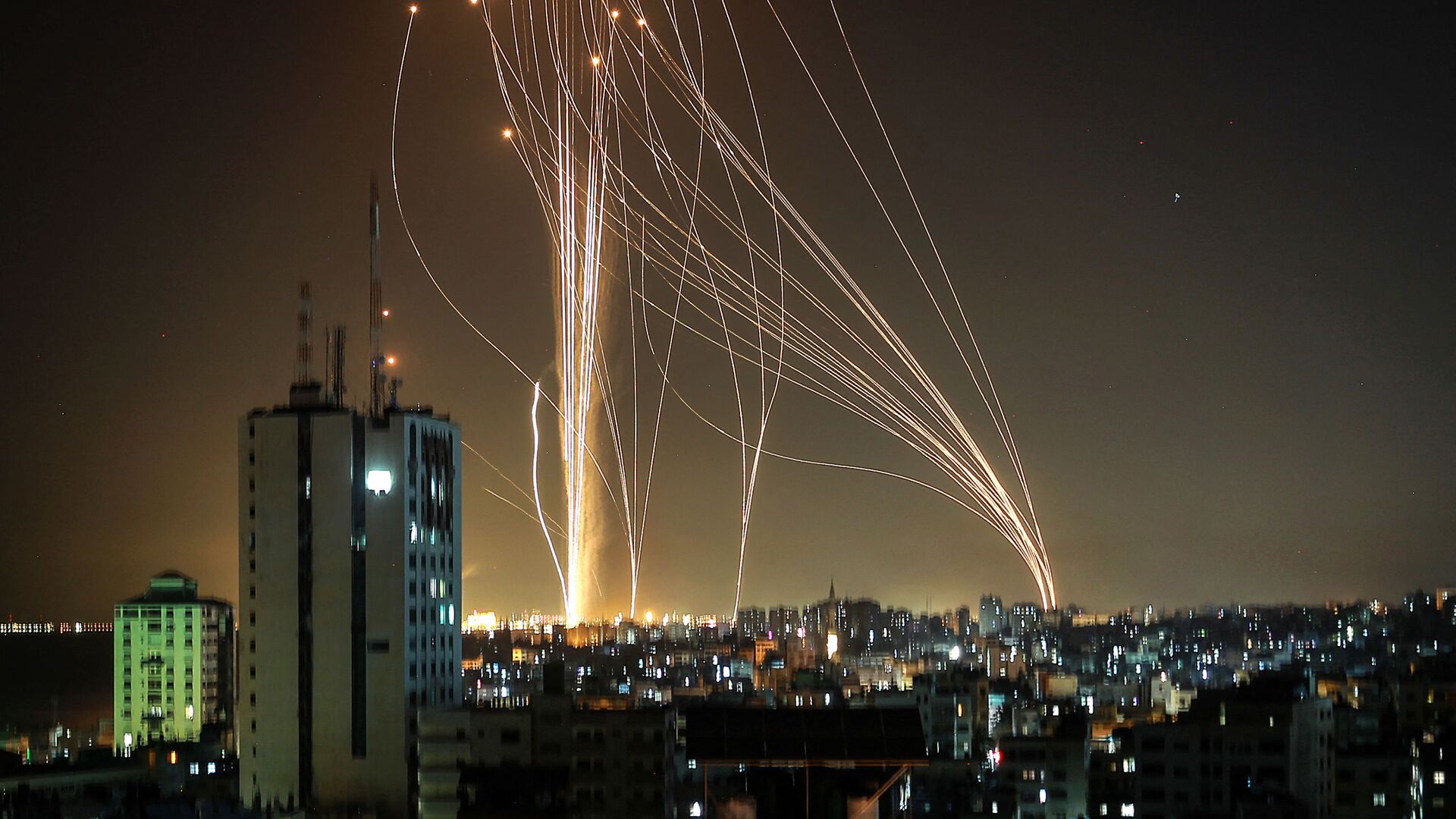 Ракеты запускаются из города Газа, контролируемого палестинским движением ХАМАС - Sputnik Азербайджан, 1920, 10.10.2023