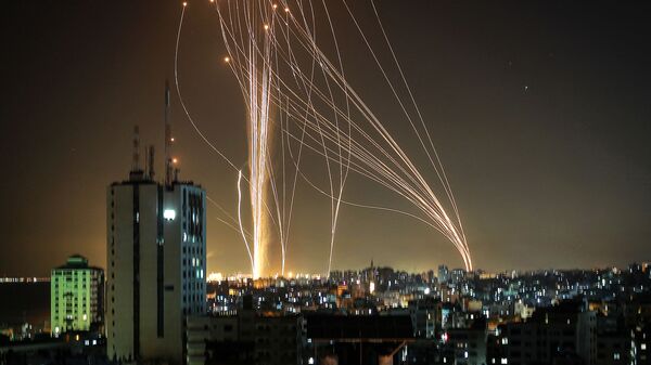 Ракеты запускаются из города Газа, контролируемого палестинским движением ХАМАС - Sputnik Азербайджан