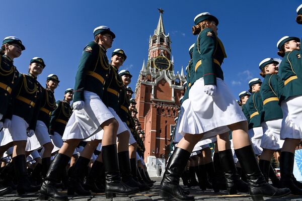 Российские женщины-военнослужащие на Красной площади в Москве во время репетиции военного парада в честь Дня Победы - Sputnik Azərbaycan
