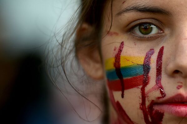 Студентка во время антиправительственных протестов в Кали, Колумбия - Sputnik Azərbaycan
