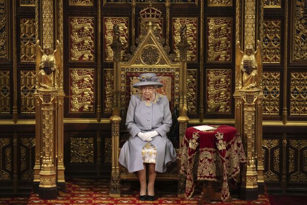 Королева Великобритании Елизавета II выступает с речью в Палате лордов в Вестминстерском дворце в Лондоне - Sputnik Azərbaycan