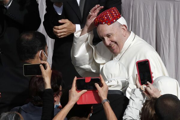 Папа Франциск улыбается после того, как один из присутствующих надел ему на голову шляпу во дворе Святого Дамасо в Ватикане во время еженедельной общей аудиенции - Sputnik Азербайджан