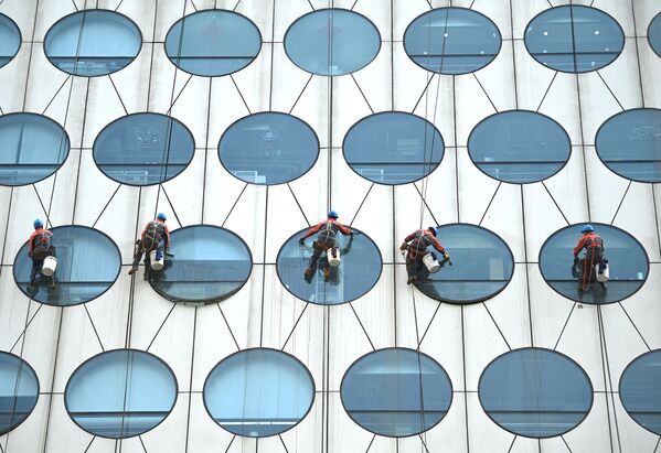 Рабочие моют окна в здании в Пекине  - Sputnik Azərbaycan
