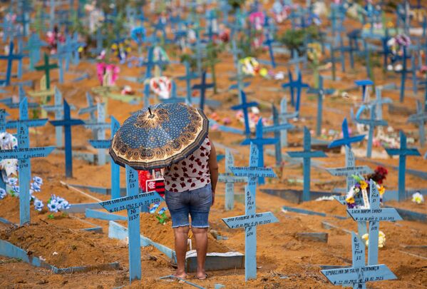 Женщина на кладбище Носа-Сеньора-Апаресида в День матери в Манаусе, штат Амазонас, Бразилия - Sputnik Azərbaycan