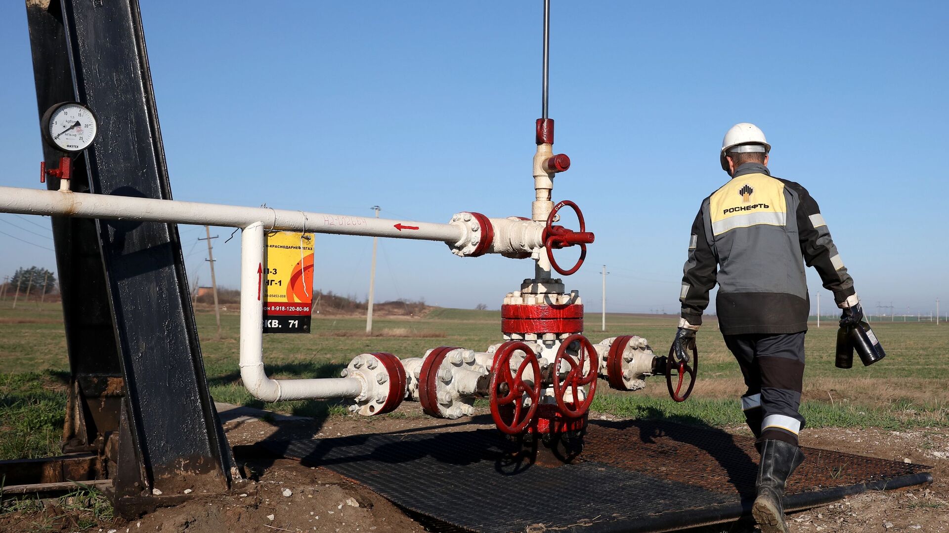Сотрудник Роснефти осматривает оборудование на Абино-Украинском нефтегазовом месторождении в Краснодарском крае - Sputnik Азербайджан, 1920, 15.05.2021
