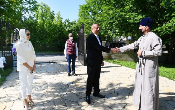 Президент Ильхам Алиев и Первая леди Мехрибан Алиева посетили Албанскую церковь Святой Девы Марии - Sputnik Азербайджан