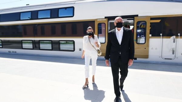 Президент Ильхам Алиев и Первая леди Мехрибан Алиева приняли участие в открытии железнодорожного вокзала в Габале и однолинейной железной дороги ст. Ляки-Габала - Sputnik Azərbaycan