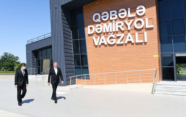 Президент Ильхам Алиев и Первая леди Мехрибан Алиева приняли участие в открытии железнодорожного вокзала в Габале и однолинейной железной дороги ст. Ляки-Габала - Sputnik Азербайджан